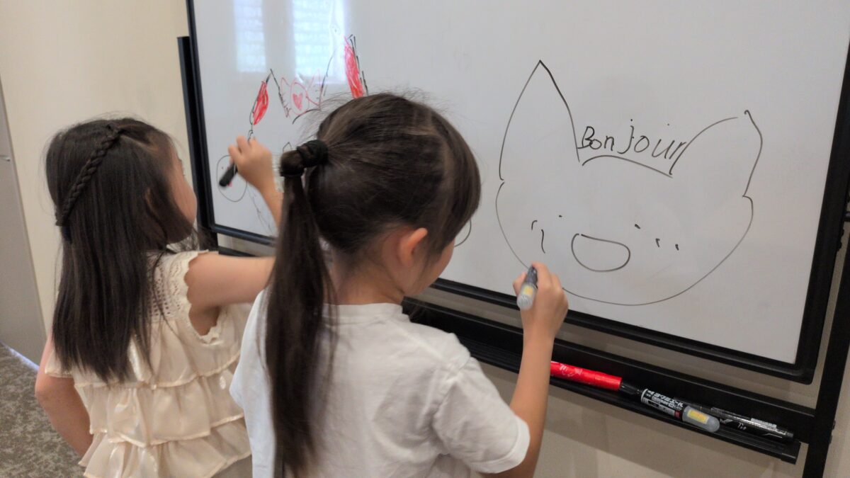 大津市・瀬田・石山のフランス語教室で小学生クラスが会話・単語に取り組む様子