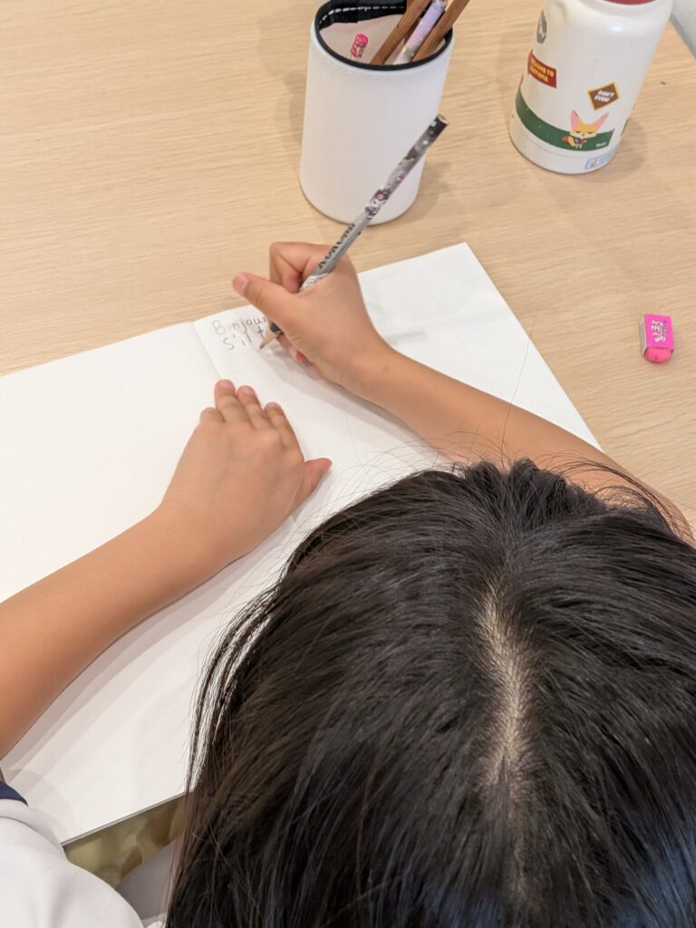 大津市・瀬田・石山のフランス語教室で小学生クラスが会話・単語に取り組む様子(写真3)