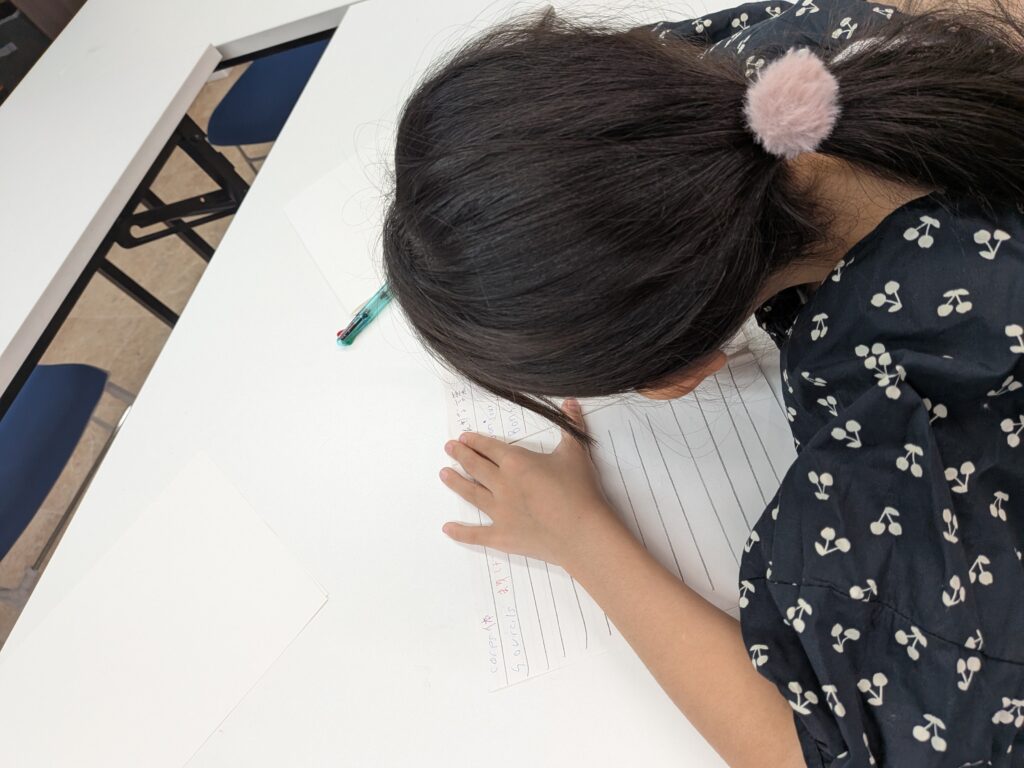 大津市・瀬田・石山のフランス語教室で小学生クラスが絵本・読書・文法に取り組む様子(写真2)