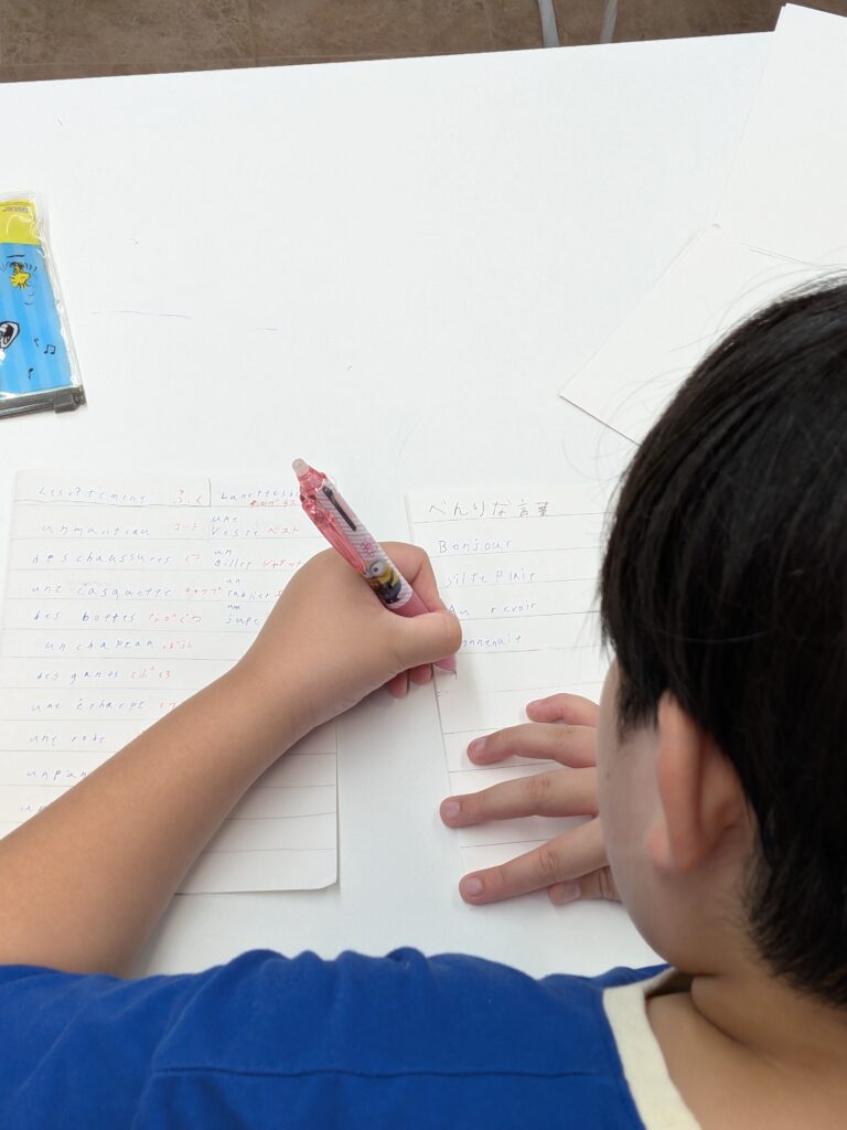 大津市・瀬田・石山のフランス語教室で小学生クラスが絵本・読書・文法に取り組む様子(写真3)