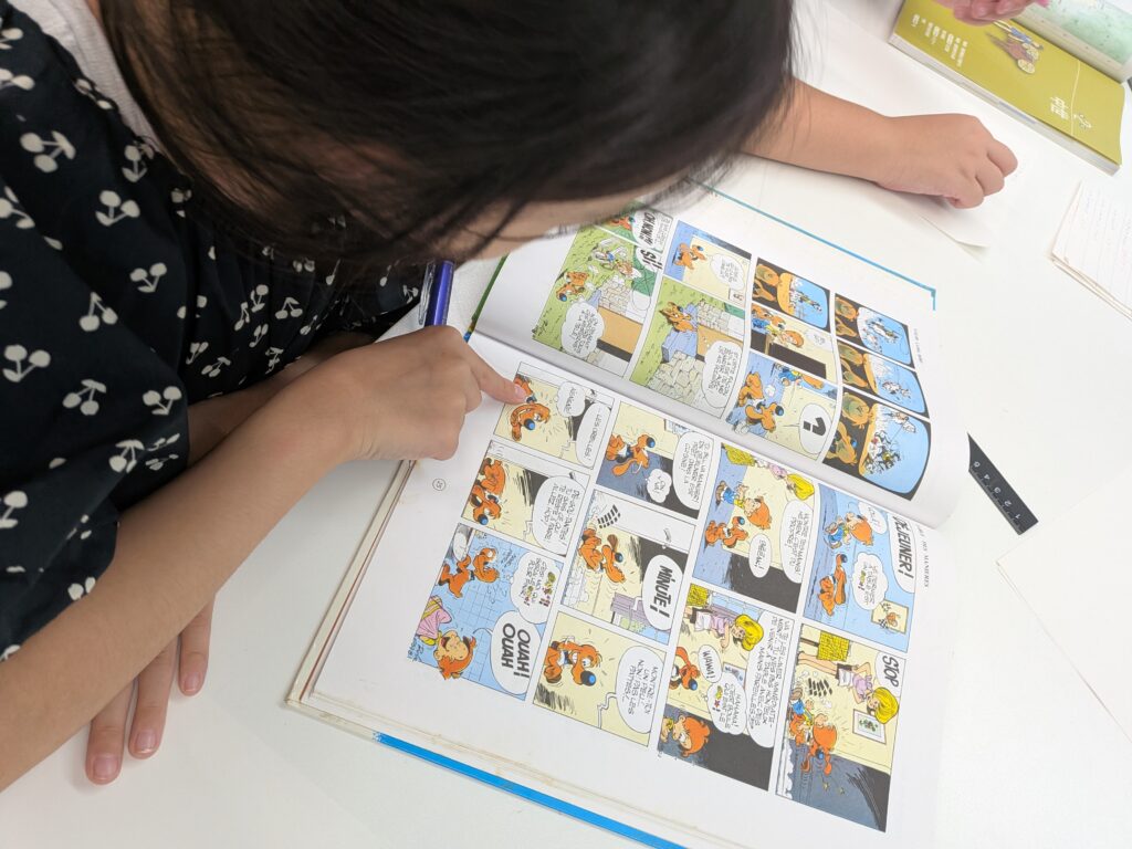 大津市・瀬田・石山のフランス語教室で小学生クラスが絵本・読書・文法に取り組む様子(写真5)
