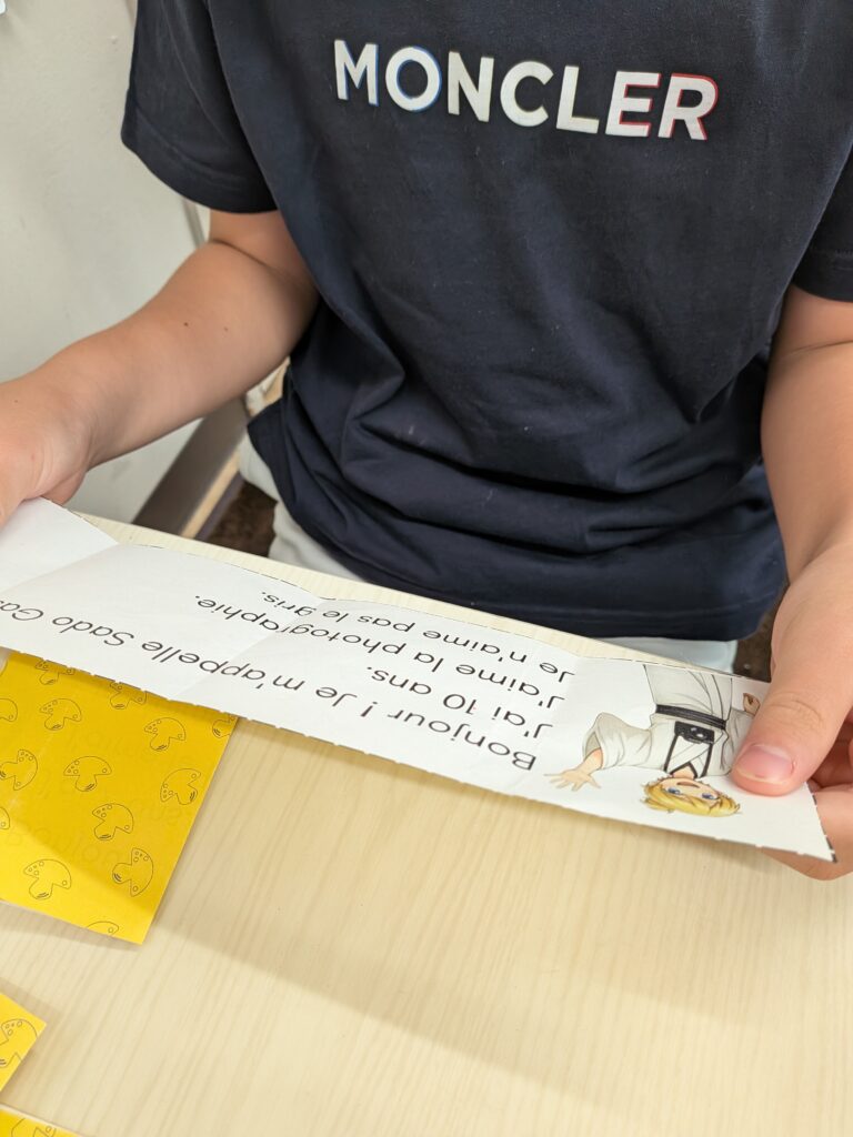大津市・瀬田・石山のフランス語教室で小学生クラスが絵本・読書・会話に取り組む様子